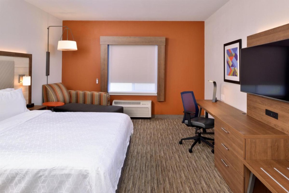 King Room with Roll in Shower - Hearing Accessible/Non-Smoking 